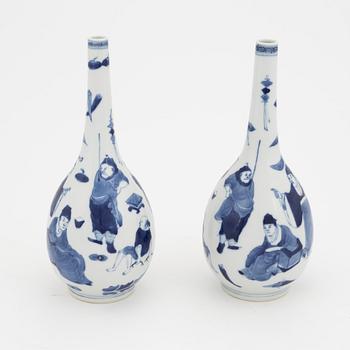 A pair of blue and white vases, Qing dynasty, 19th Century.