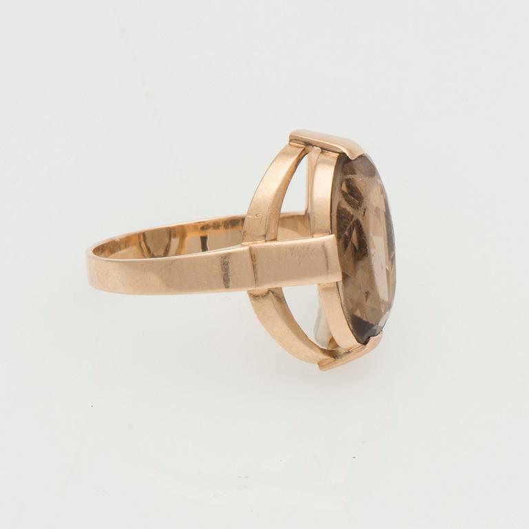 RING, rökkvarts, 14K guld, N. Westerback Helsingfors 1961. Vikt 5,3 g.