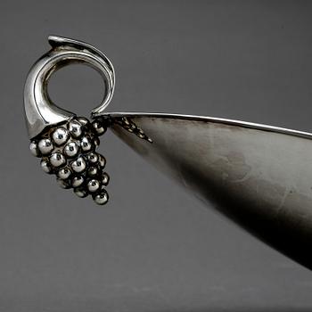SKÅL, sterlingsilver, vikt ca 557 gram. Svenska importstämplar, troligen 1950-60-tal.