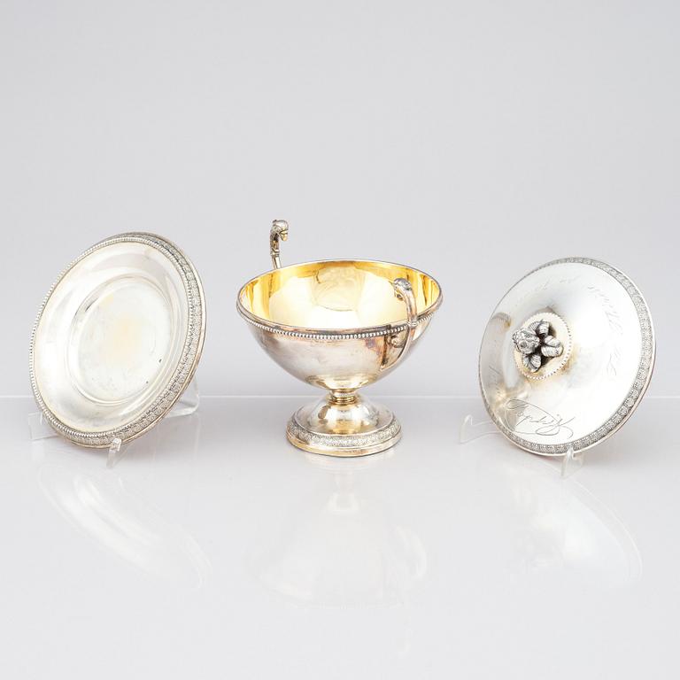 Karl Anderson, skål med lock, på fat, silver, Stockholm 1911. Gåva från Drottning Sofia.