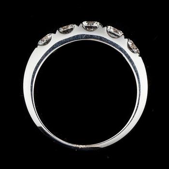 ALLIANSRING, 14K vitguld, 5 briljantslipade diamanter tot. 1,10 ct. Vikt 5,2 g. Intyg.