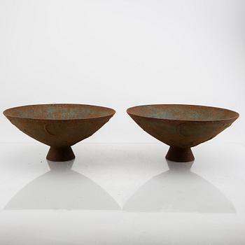 Olof Hult, a pair of Mikrokosmos cast iron garden urns Näfveqvarns bruk.