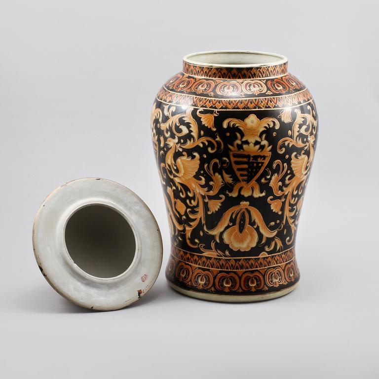 LOCKURNA, porslin, Kina, 1900-talets andra hälft.