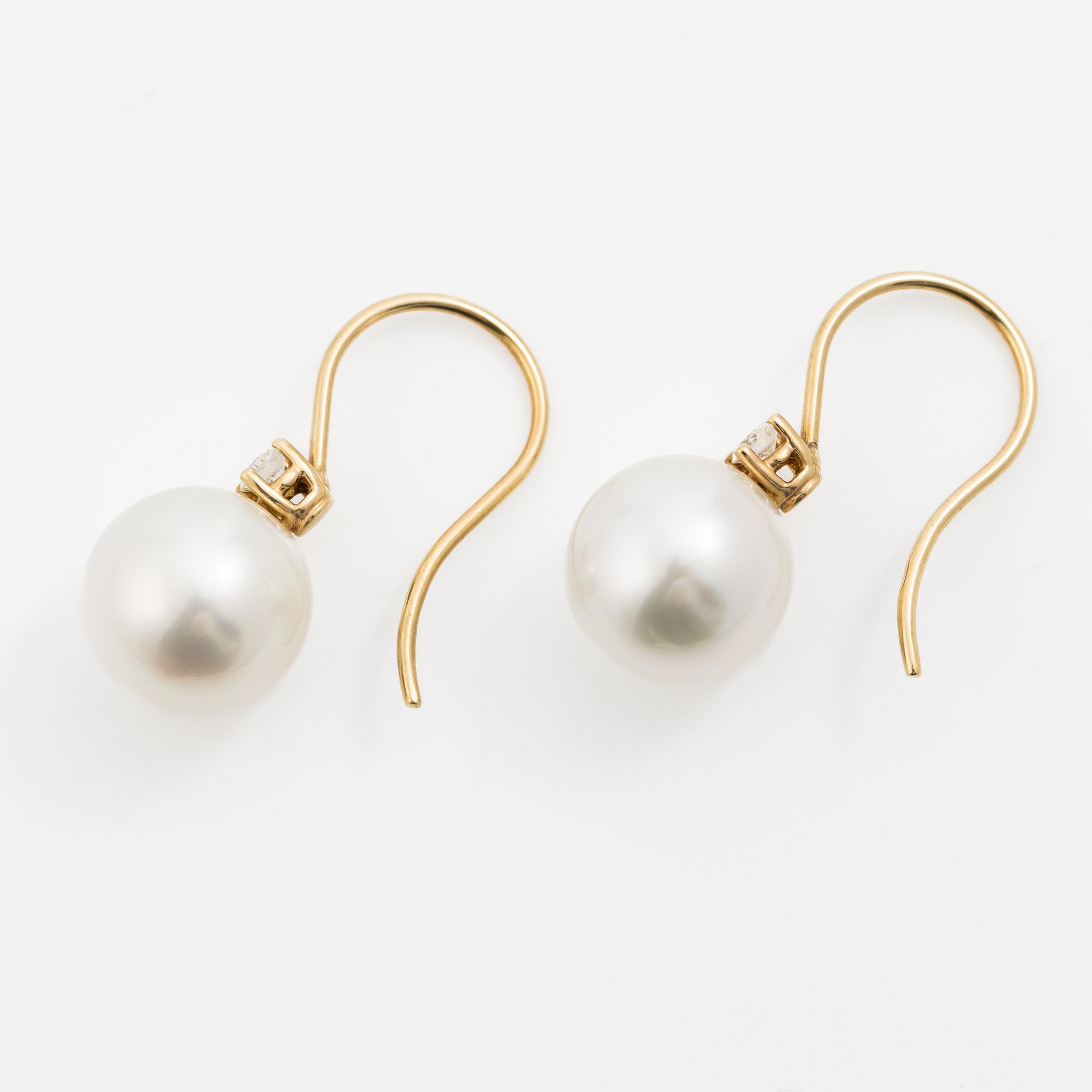 Earrings in 18K gold with white cultured South Sea pearls and brilliant-cut diamonds.