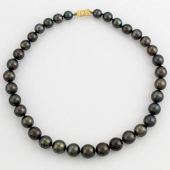 Cultured Tahiti pearl necklace.