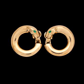 1049. ÖRHÄNGEN, Cartier, 'Panthérè', guld med ögon av smaragd. 1990-tal.