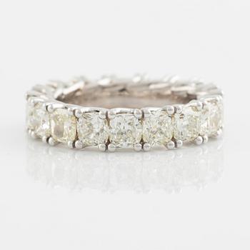 Cushion cut diamond eternity ring, totalt 6,02 ct.