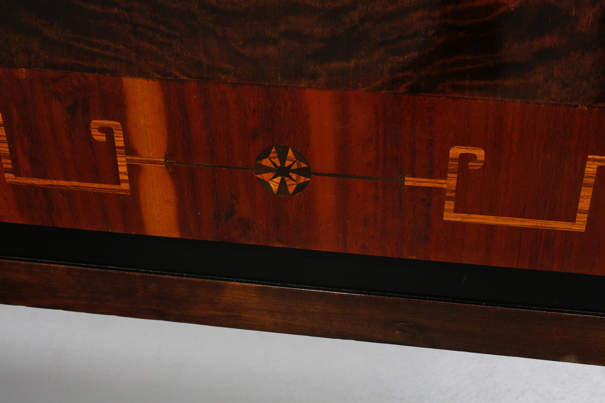 SIDEBOARD, 1900-talets andra kvartal.