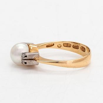 Ring, 18k guld, odlad pärla och diamanter tot ca 0.04 ct, Helsingfors 1966.