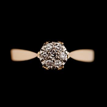 RING, 18 k guld, svenska stämplar 1984 med 7 mindre briljantslipade diamanter.