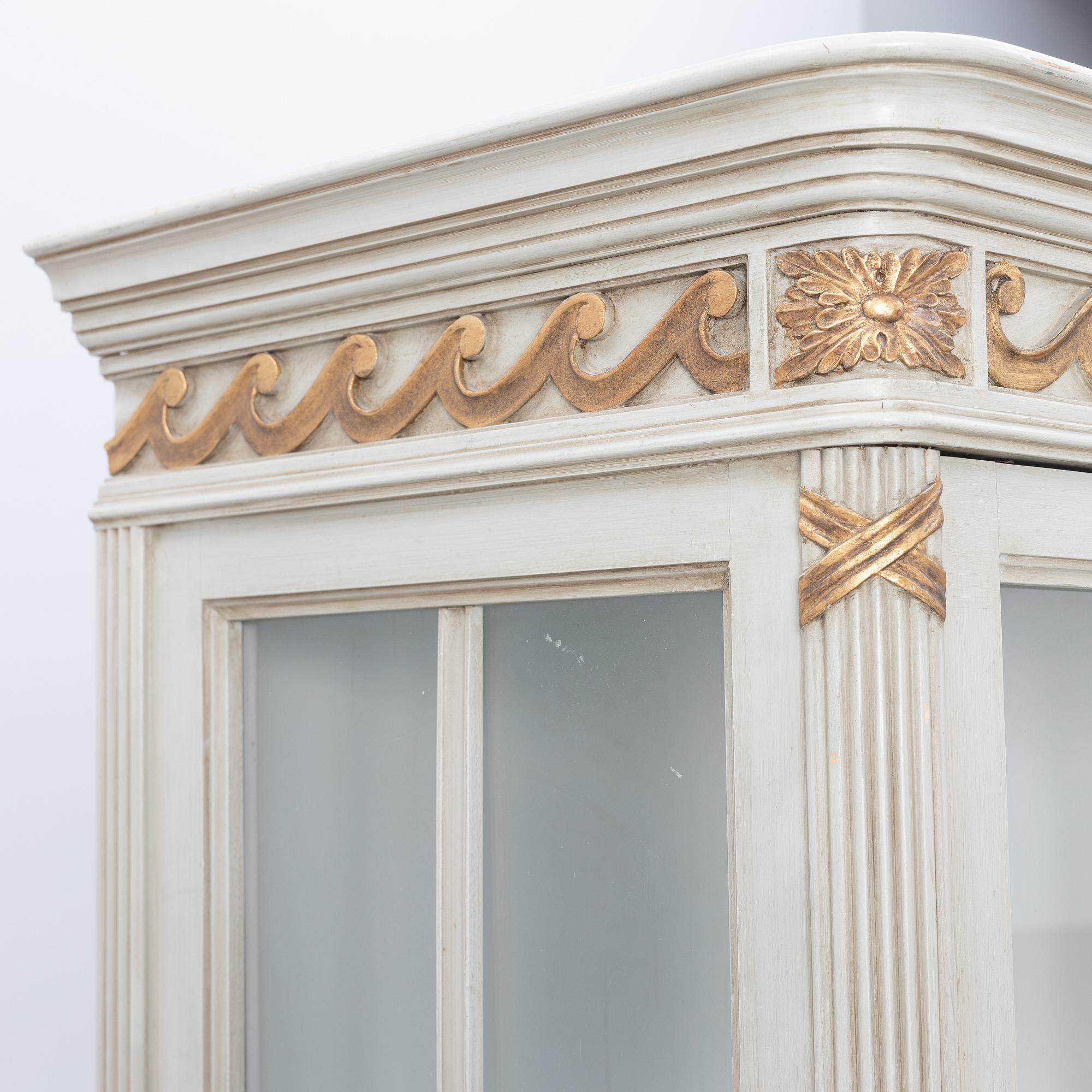 Vitrinskåp, sengustaviansk stil, 1900-tal.