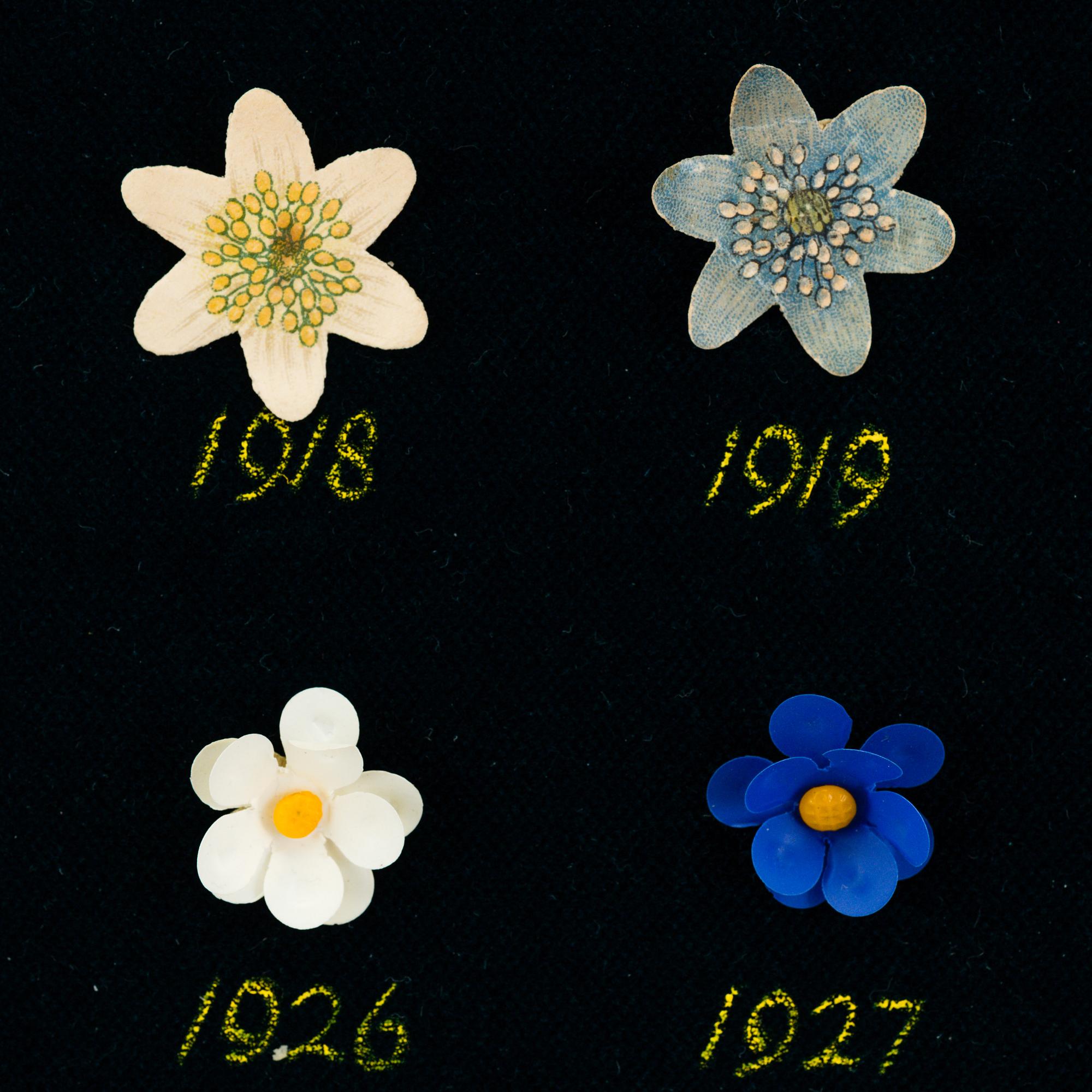 FÖRSTAMAJBLOMMOR, samling, 1907-2016.