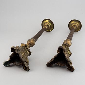 LJUSSTAKAR, ett par, brons, 1700-tal.