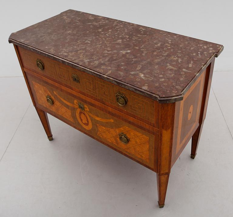 BYRÅ, gustaviansk stil, 1900-tal.