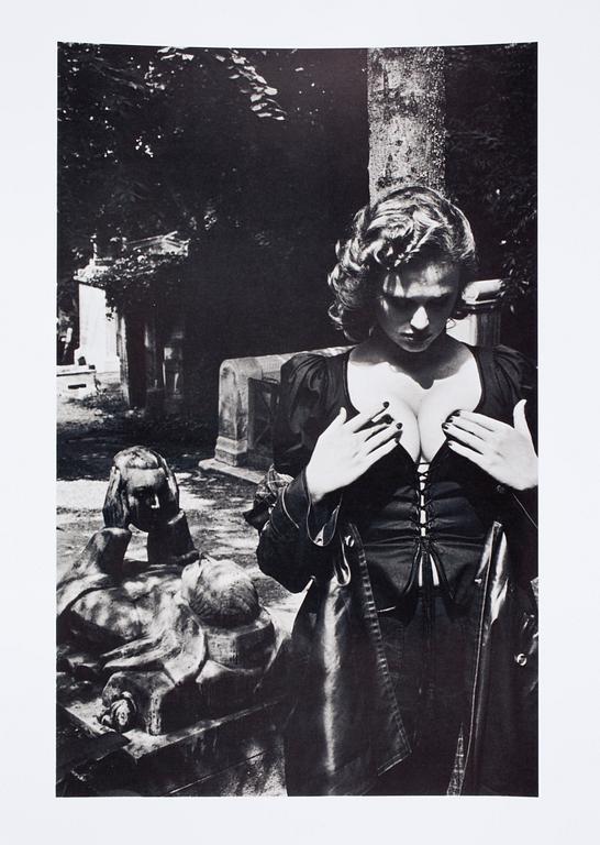 HELMUT NEWTON, "Pere-Lachaise, Tomb of Talma", Paris, 1977, offsetlitografi, sign.