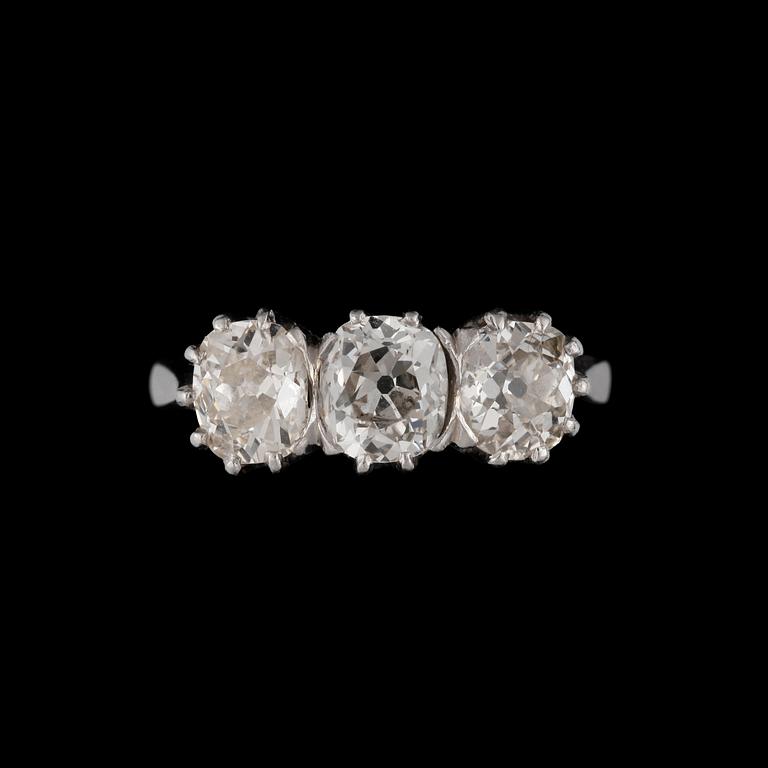 RING, platina, med 3 stycken gammalslipade diamanter tot ca2,60ct. CG Hallbergs, 1943. Vikt ca 6g.