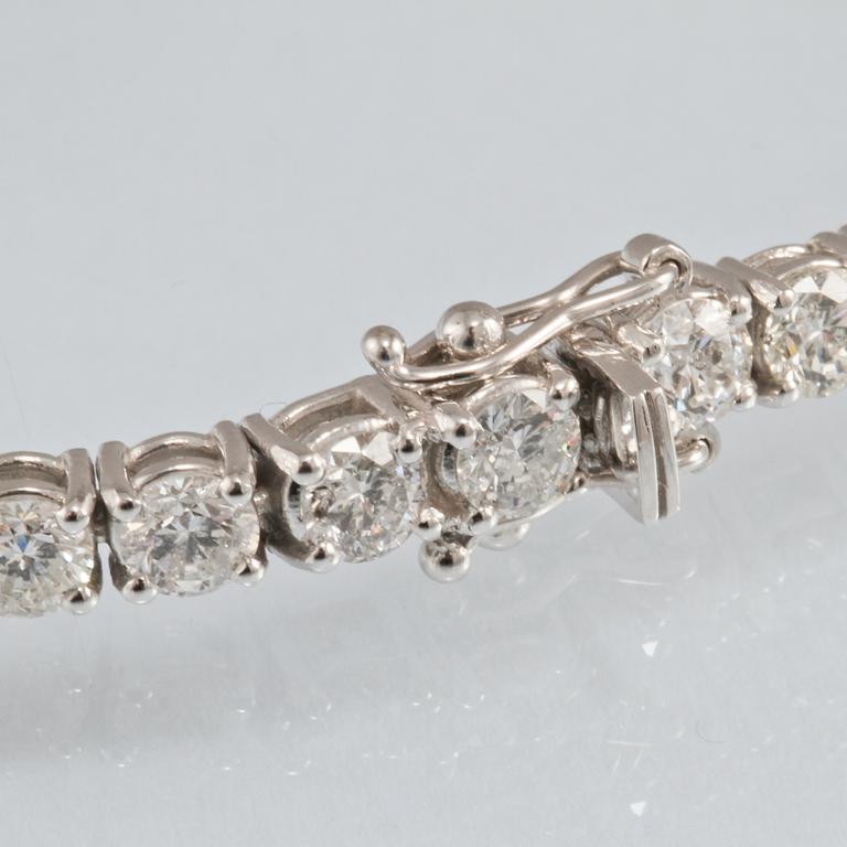 ARMBAND, 18K vitguld med briljantslipade diamanter totalt 9.50 ct, stämplat Milano, Italien. Vikt 16,3 gram.