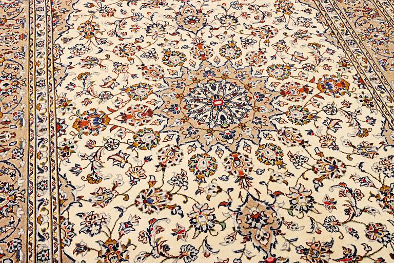 A Kashan carpet a. 285 x 190 cm.