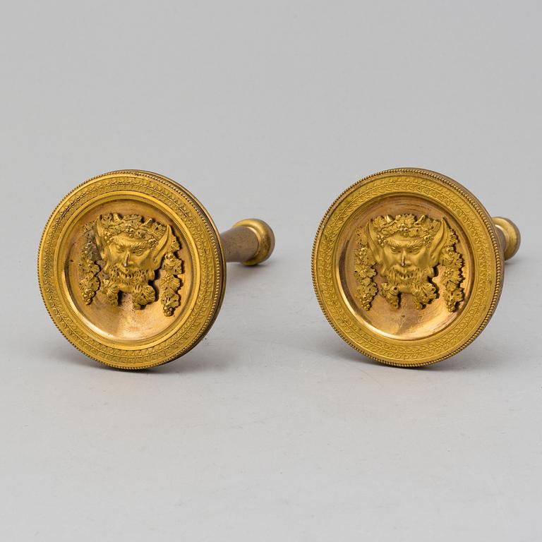 GARDINHÅLLARE, ett par, brännförgylld brons, empire, 1800-talets första hälft.