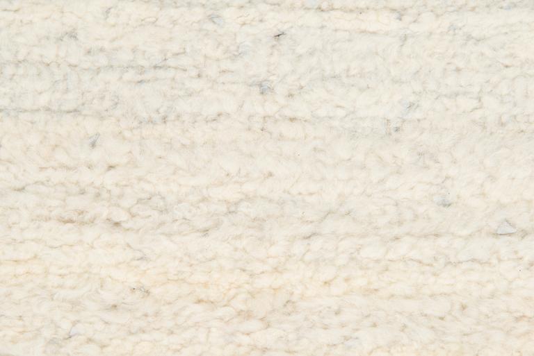 A sheepskin rug. Ca. 140 x 200 cm.