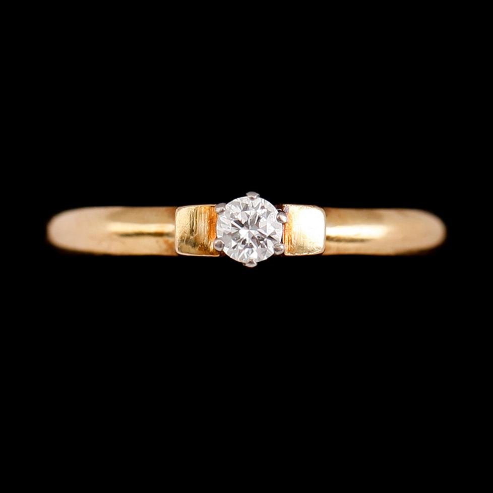 RING, 18 k guld, briljantslipad diamant. Total vikt 2 g.
