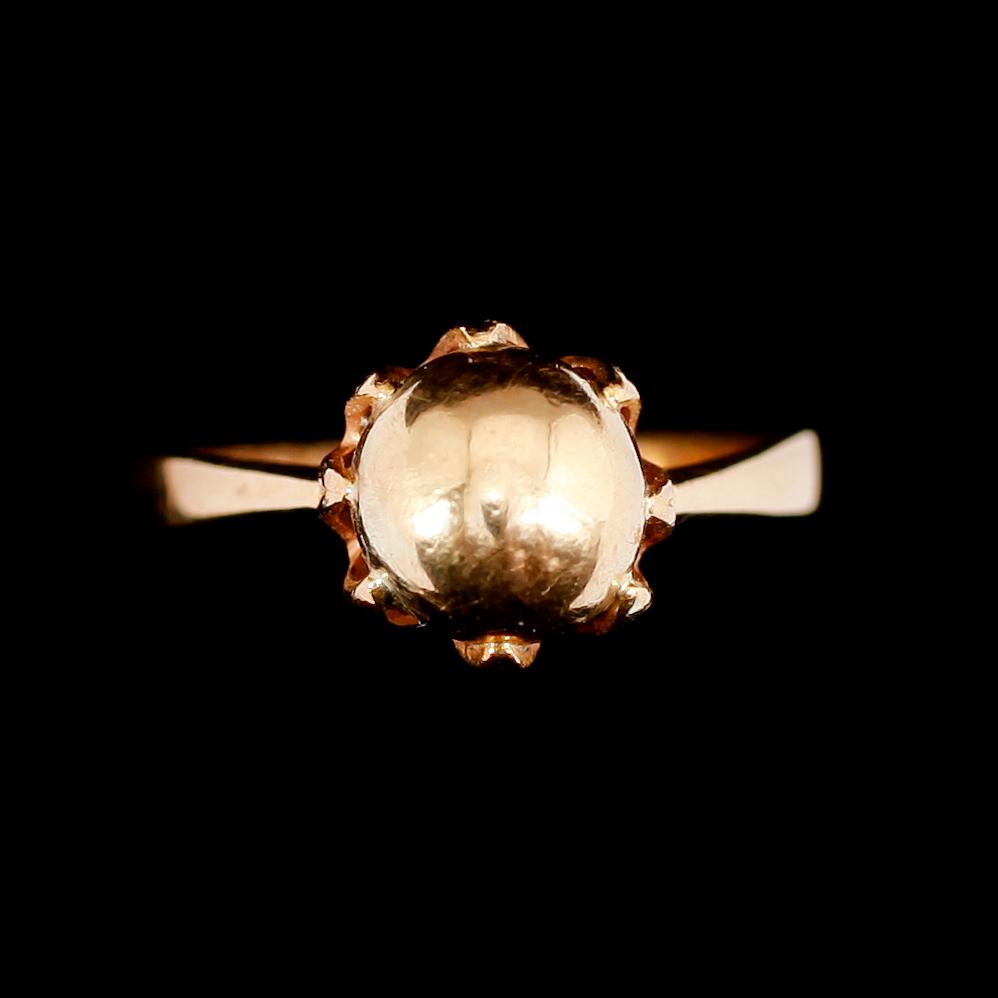 RING, 18 k guld. Vikt ca 2 gram.