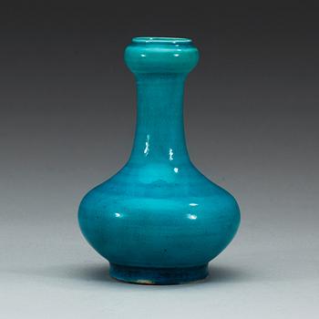 A turquoise glazed vase, Qing dynasty.