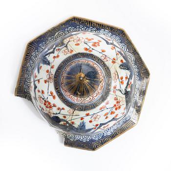 Urna med lock, porslin. Japan, Edo perioden (1603-1868).