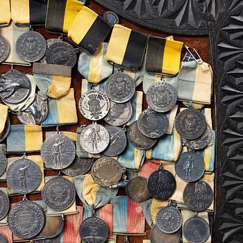 Idrottsmedaljer på märkessköld. Delvis silver. Sverige 1900-talets första hälft.