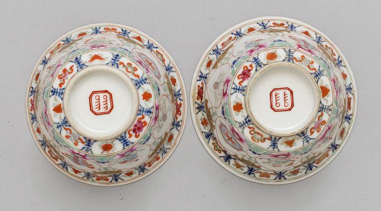 A pair of famille rose bowls, prob late Qing dynasty (1644-1920).