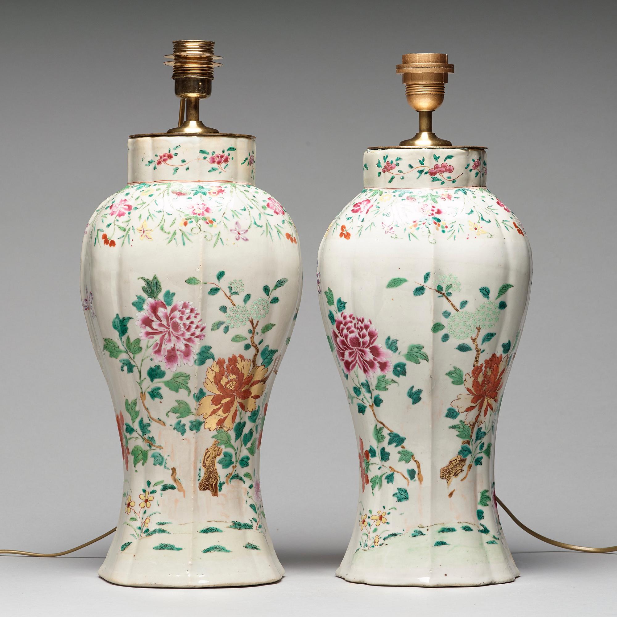 VASER, ett par, porslin. Qingdynastin, Qianlong (1736-95).