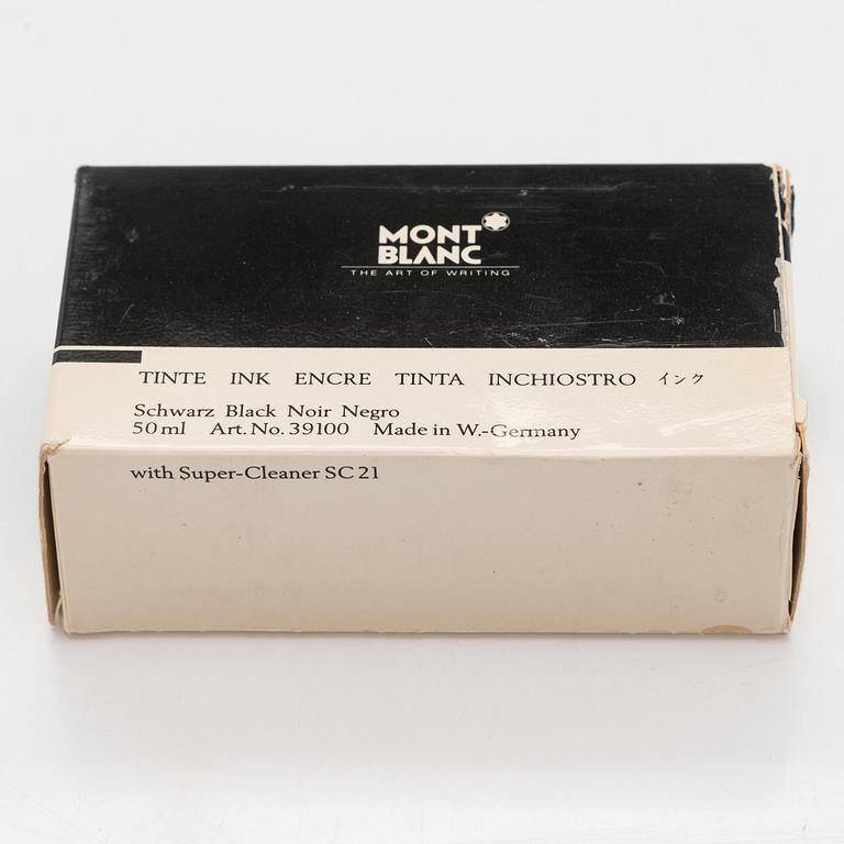 Montblanc, a Meisterstück fountain pen.