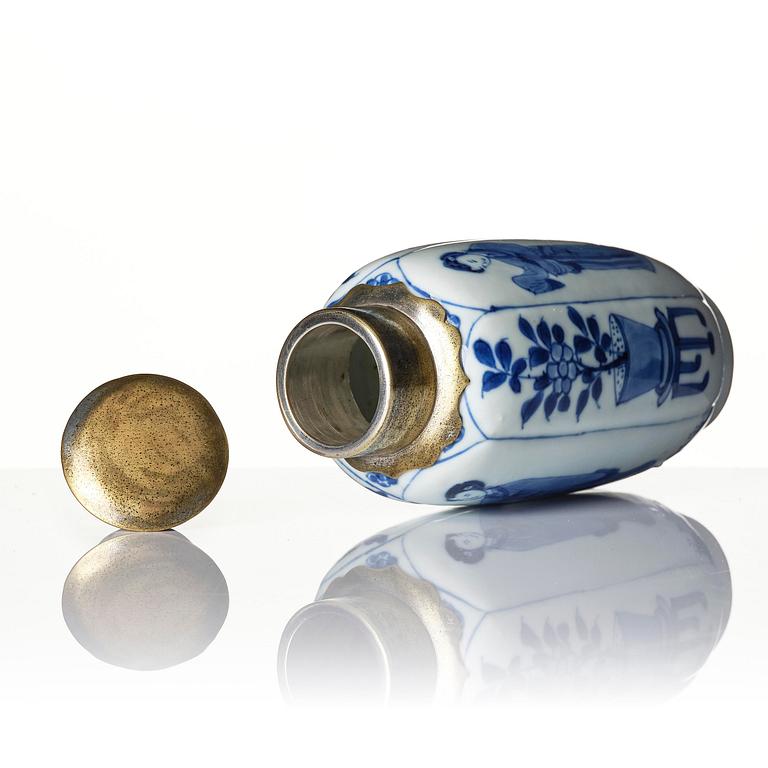 A blue and white 'lange lisen' tea caddy with silvered cover, Qing dynasty, Kangxi (1662-1722).