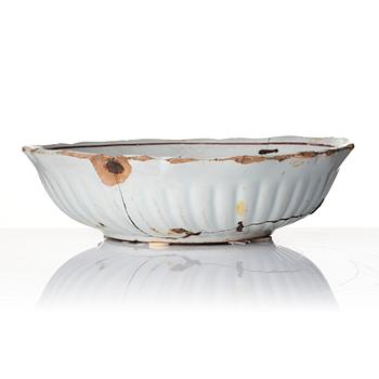 An Italian faiance basin, 17/18th century.