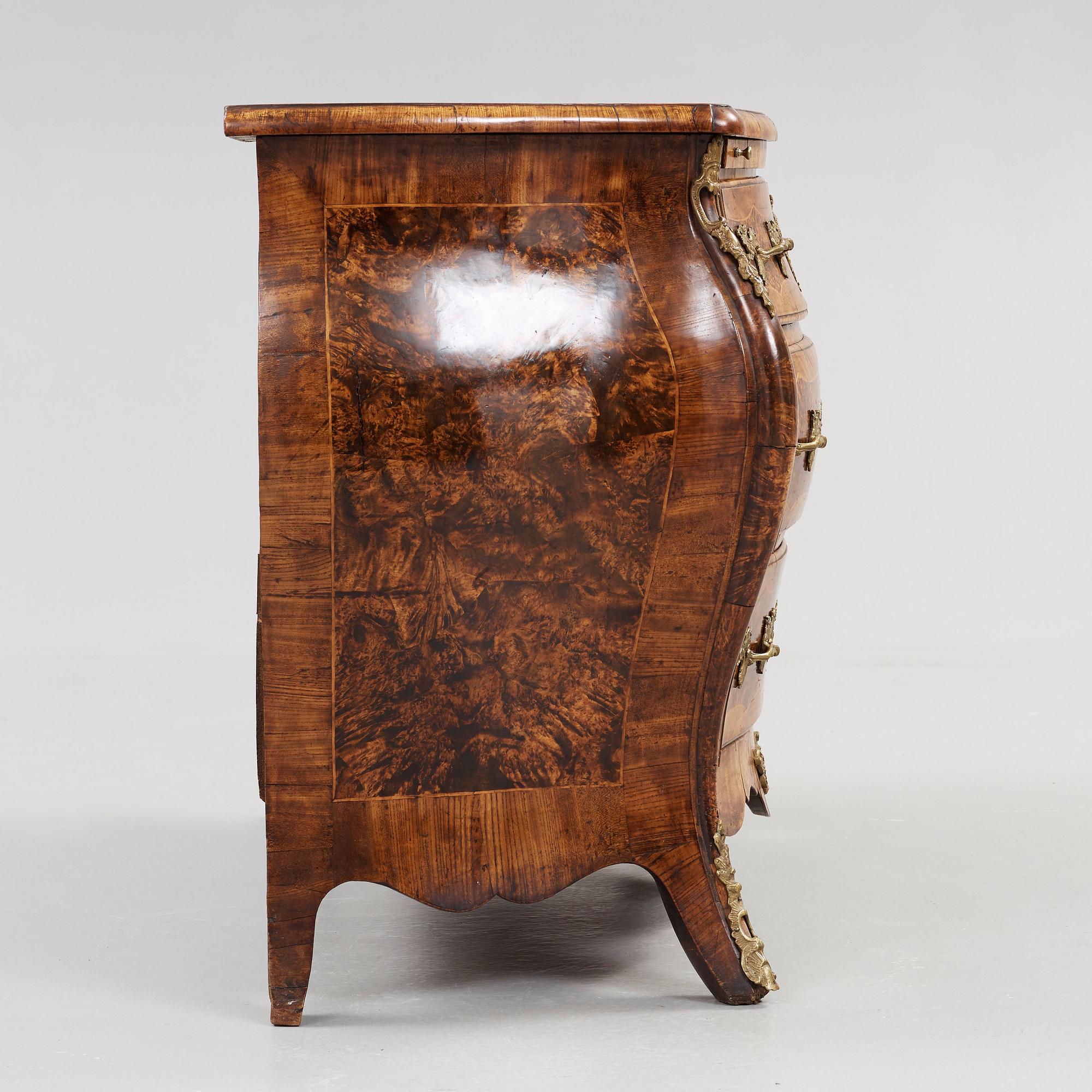 BYRÅ, av Jacob Sjölin (mästare i Köping och Kungsör 1767-1785). Rokoko.