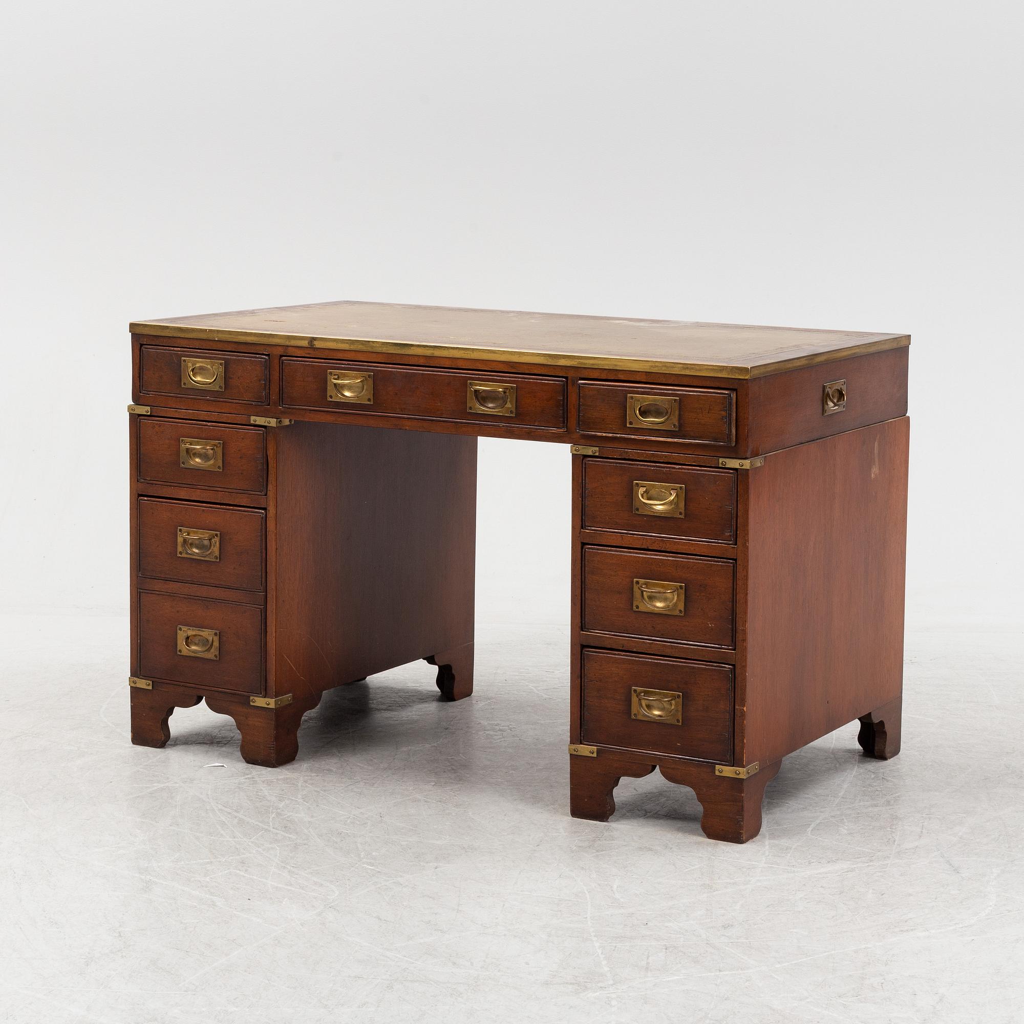 Skrivbord, engelskt, 1900-talets andra hälft.