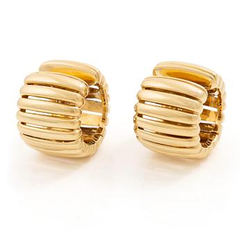 547. Ett par örhängen 18K guld.