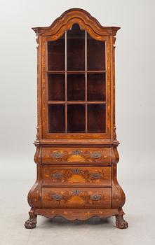 VITRINSKÅP, rokokostil. Holland. 1900-tal.