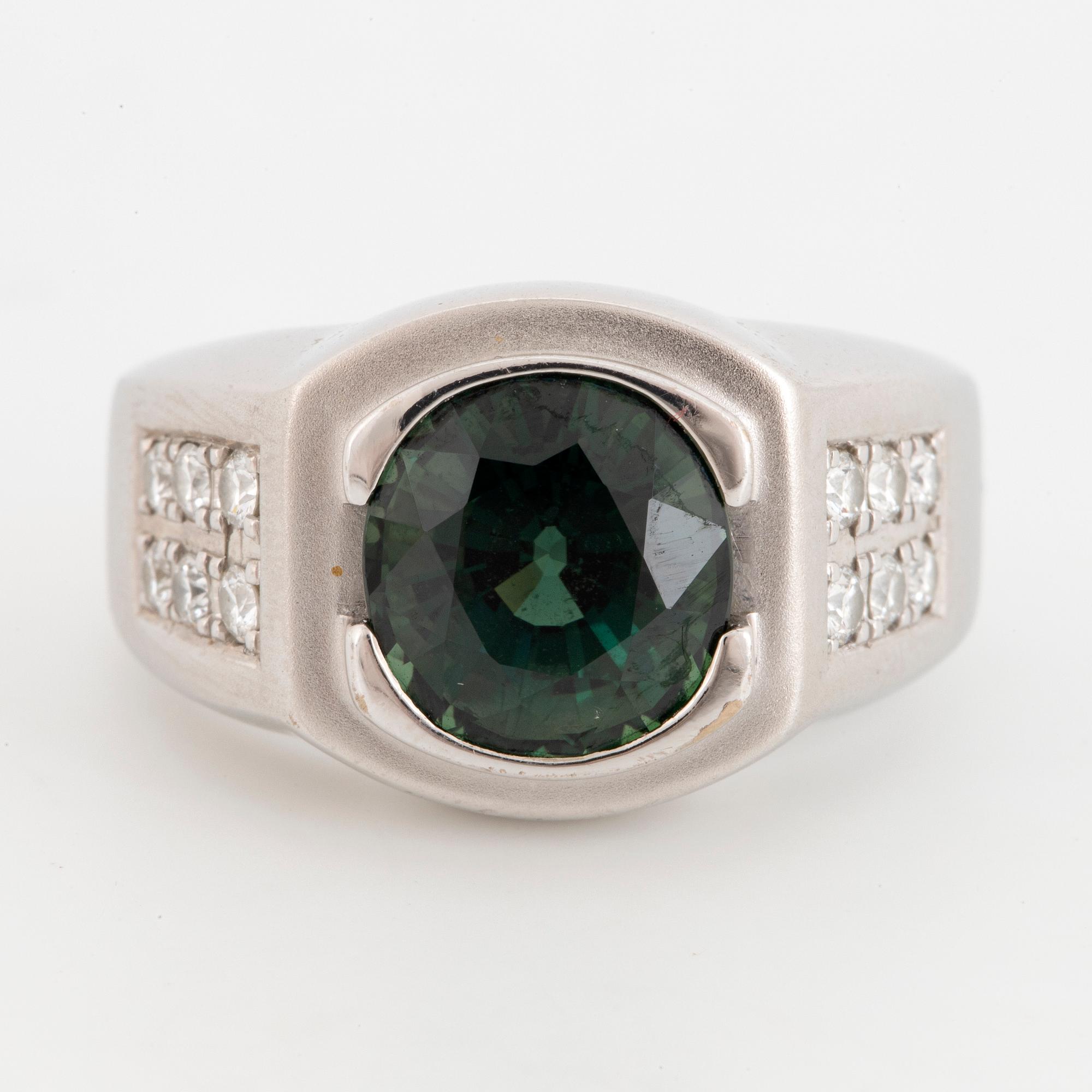 18K white gold and green sapphire och brilliant-cut diamond ring.