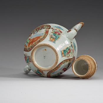 A large Canton famille rose tea pot with cover, Qing dynasty, 19th Century.