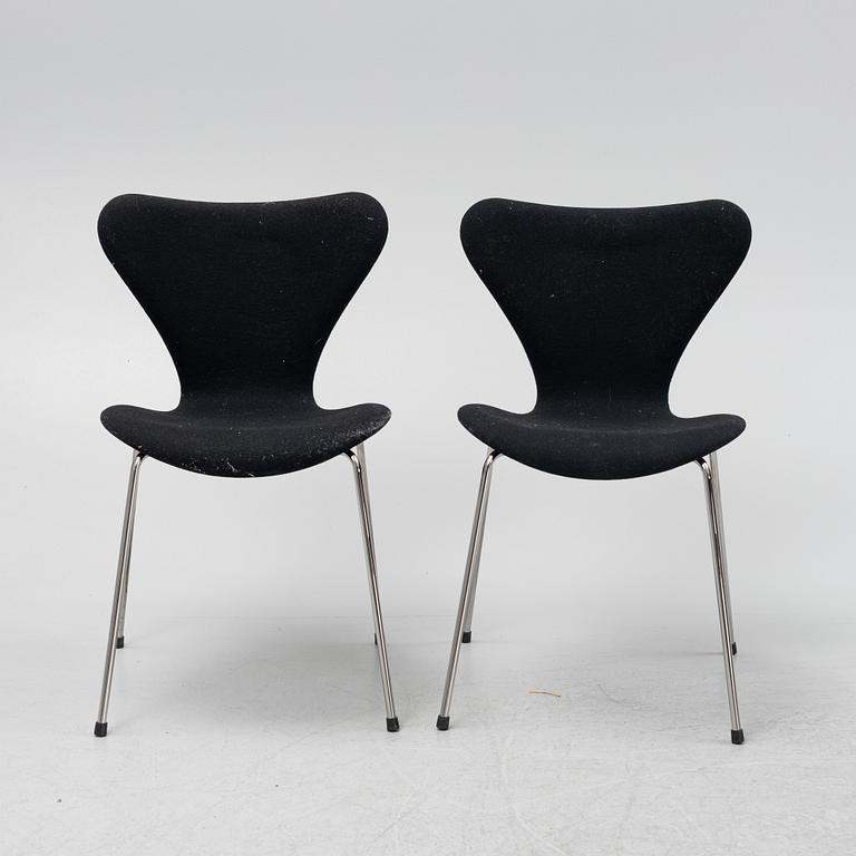 Arne Jacobsen, a set of six 'Series 7' chairs from Fritz Hansen, 21st Century.