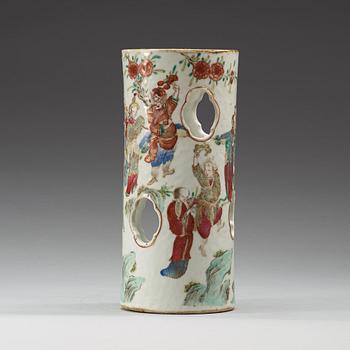 PERUKVAS, porslin. Sen Qing dynasti.