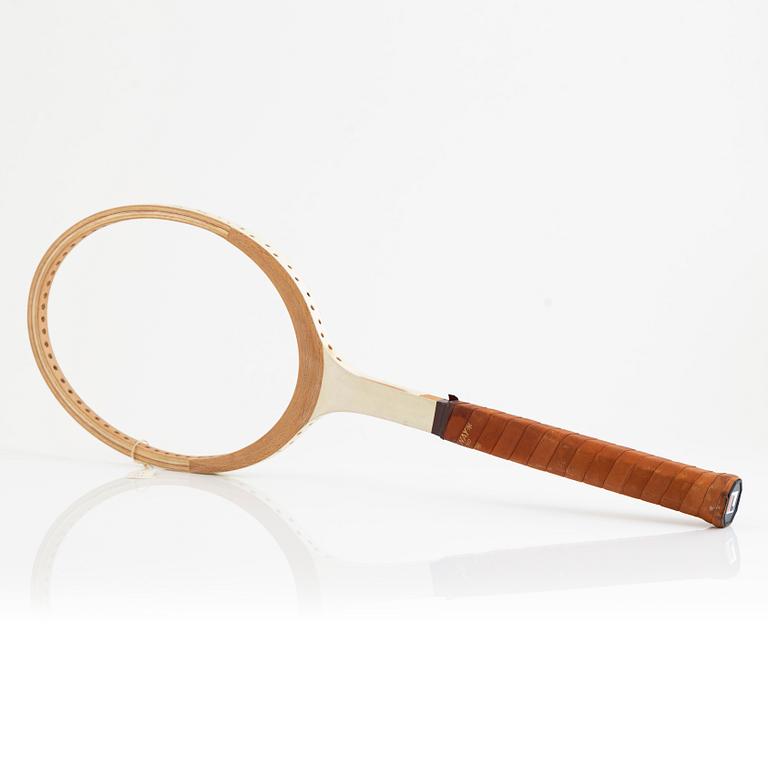 Tennis racket, Fila. Signed by Björn Borg. Specially customized FILA prototype racket in wood, 1977/78.