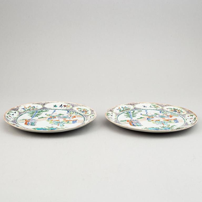 A blue and white export dish and two famille rose dinner plates, Qing dynasty 18th/19th Century.