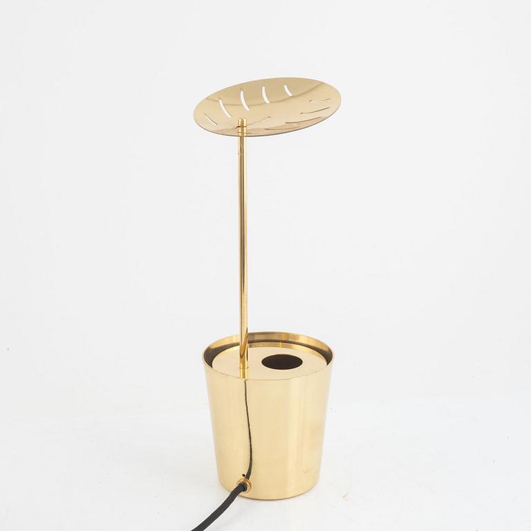 Harri Koskinen, a 'Shadow' table lamp, Firma Svenskt Tenn.