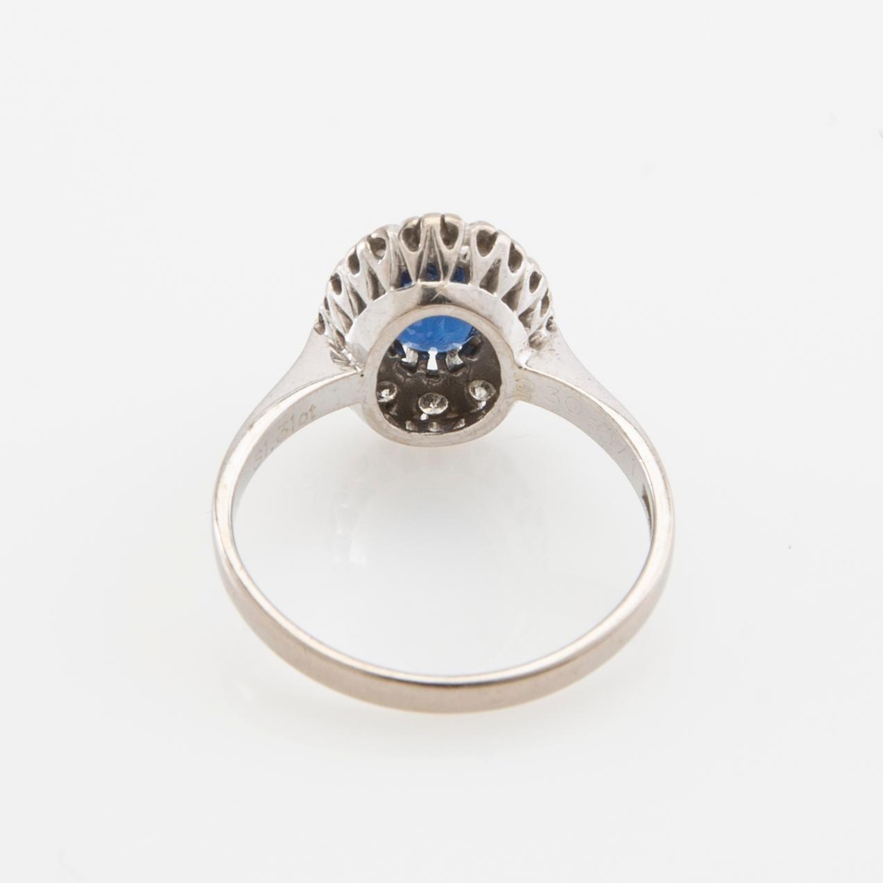 Bo Andersson, Ring 18K white gold set with an oval faceted sapphire and round brilliant-cut diamonds, Uppsala 2010.