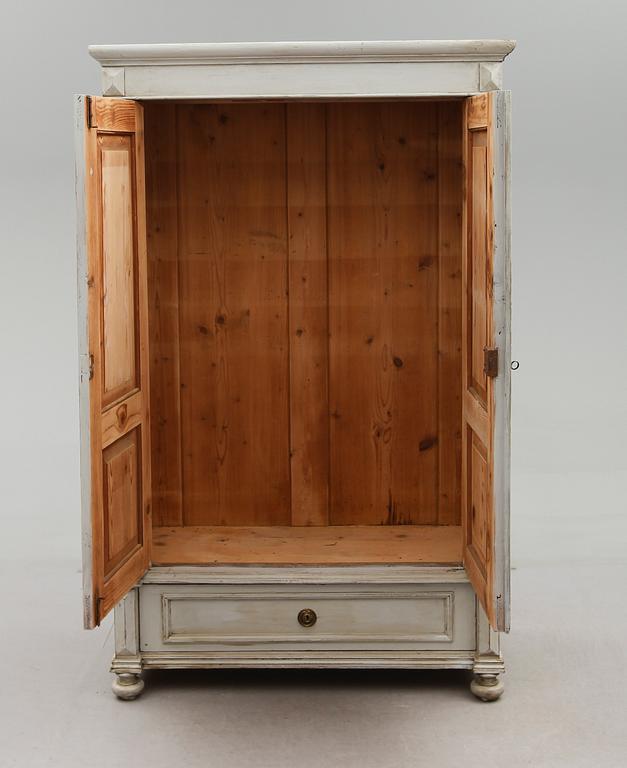 KLÄDSKÅP, omkring år 1900.