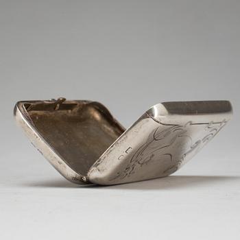 SNUSDOSA, silver. Ryssland. 1900-talets början. Vikt ca 78 g.