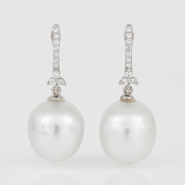 ÖRHÄNGEN, ett par, med odlade 'South Sea' pärlor och små diamanter.