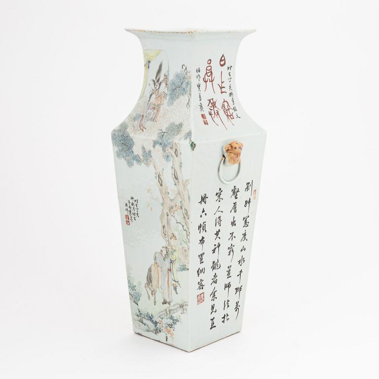 A Chinese square caligraphy vase, around 1900.